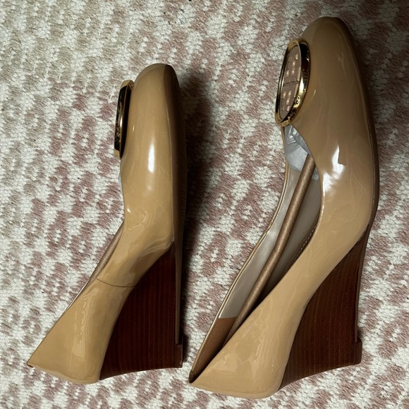 Tory Burch Twiggie 65mm Wedge, Super Soft Patent in Light Oak - Picture 3 of 5